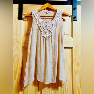 ⚫️ Spense Crochet Semi-Sheer Sharkbite Hem Flowy Tank Top